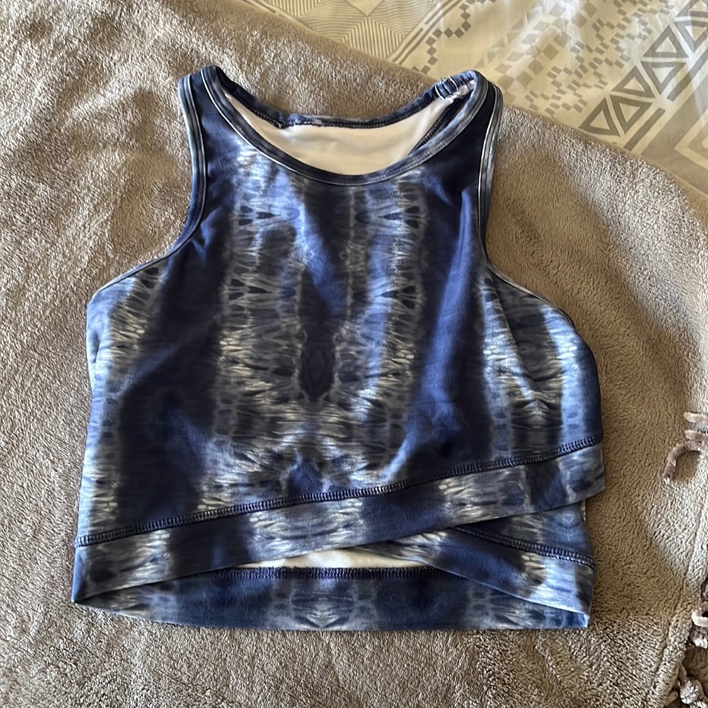 Blue and white tie-tied cropped workout tank top